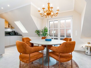 Essbereich mit Zugang zum Balkon