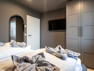 Schlafzimmer mit TV und Kleiderschrank