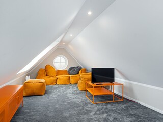 ausgebautes Dachgeschoss mit Sofalandschaft