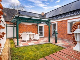 Garten mit überdachter Terrasse