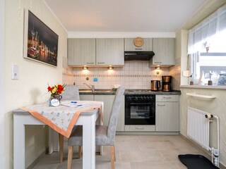 abgeschlossene Küche mit Esstisch