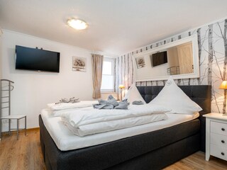 Schlafzimmer mit Boxspringbett