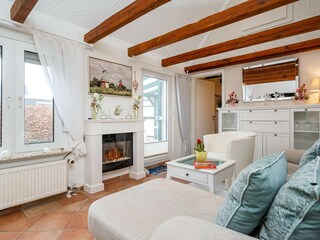 gemütlicher Wohnbereich mit Holzbalken