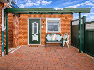 Eingangsbereich mit überdachtem Parkplatz