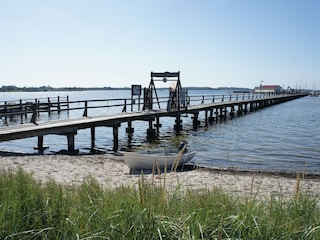 Steg zum Jachthafen und Restaurant von Wackerballig