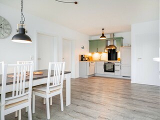 Helle moderne Küche mit Ess-Ecke