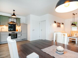 Küchenzeile mit Esstisch