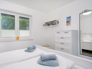 Helles, geräumiges Schlafzimmer mit Doppelbett