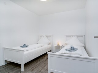 2. Schlafzimmer mit zwei Einzelbetten
