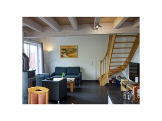Wohnbereich mit Treppe zum Obergeschoss