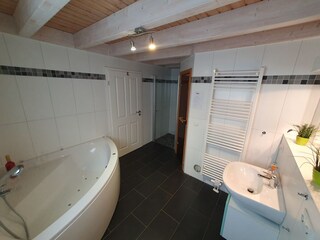 Bad mit Whirlpool-Wanne und Sauna