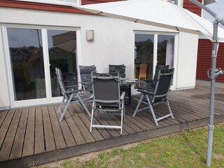 Terrasse hinterm Haus
