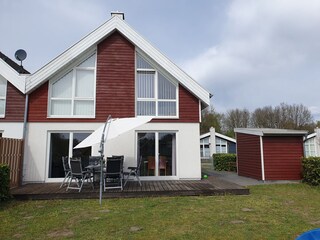 Terrasse hinterm Haus