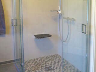 Dusche mit Klappsitz
