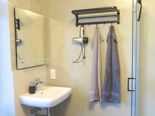 Waschbecken mit Handtuchablage