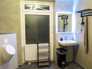 Bad mit Waschbecken und Urinal