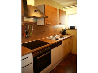 Küche mit Ceranfeld, Backofen, Geschirrspüler