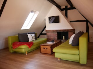 gemütliches Wohnzimmer unter Dachschrägen, TV