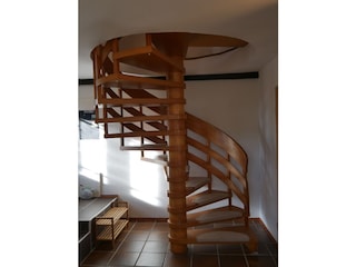 Alle Etagen sind mit bequemer Wendeltreppe verbunden