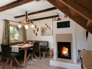 Moderner Essbereich mit Kamin#