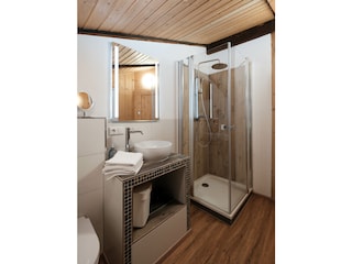 Bad mit Dusche und WC