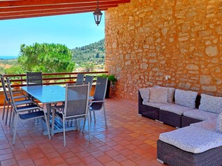 Terrasse mit Essgruppe, Loungeecke und Liegen