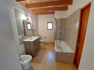 Bad (3) en suite mit Wanne im EG
