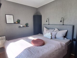 1. Schlafzimmer mit 1,60m x 2,00m Boxspringbett