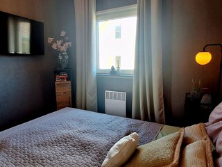 2. Schlafzimmer mit 1,40m x 2,00m Boxspringbett & TV