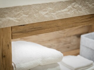 Chalet Waschtisch Naturstein Handtücher