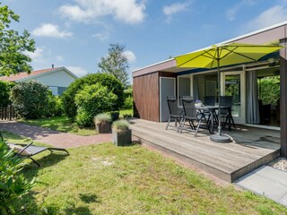 Der sonnige Garten mit Terrasse