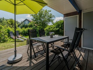 Die teilweise überdachte Terrasse