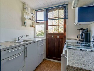 Die offene Küche mit Spülmaschine und Kombi-Mikrowelle
