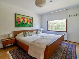 Das Hauptschlafzimmer mit Doppelbett und Kleiderschrank