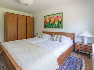 Das Hauptschlafzimmer mit Doppelbett und Kleiderschrank