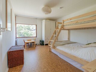 2. Schlafzimmer mit Etagenbett und Kleiderschrank