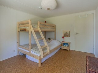 2. Schlafzimmer mit Etagenbett und Kleiderschrank