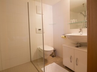 Badezimmer mit Dusche und WC