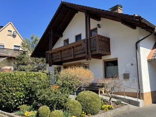 Blick auf Ferienwohnung mit Balkon