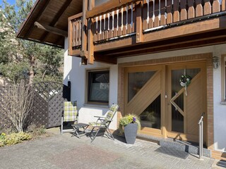 Eingang und Terrasse vor dem Haus