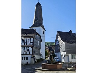 Altstadtbrunnen mit Kirche