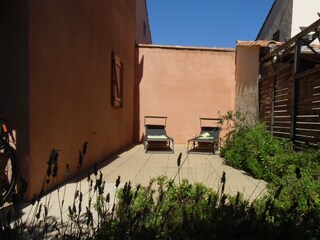 Terrasse 2 mit den beiden Sonnenliegen