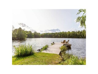 Privatssteg mit Ruderboot