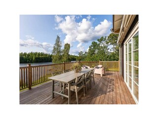 Schöne Aussenterrasse mit direkten Seeblick