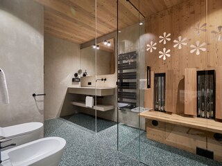Badezimmer mit Infrarotkabine