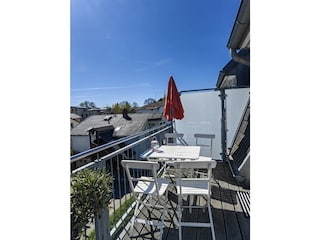 Südbalkon mit Sonnenschirm