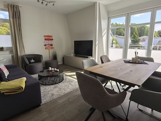 Wohn- und Essbereich mit Zugang zum Balkon