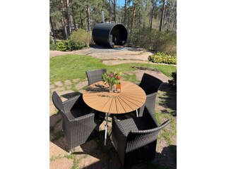 Sitzbereich außen mit Blick auf Sauna