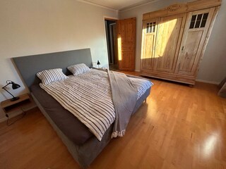 Großes Schlafzimmer im Obergeschoß