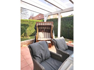 überdachte Terrasse mit Strandkorb